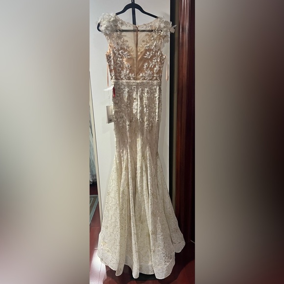 High neck shoulder flower detail mermaid gown - Picture 9 of 11